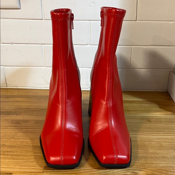 Gianni Bini Border-Line Red Ankle Boots with Black Heel Square Toe Size 6.5 NWOB - Picture 4 of 7